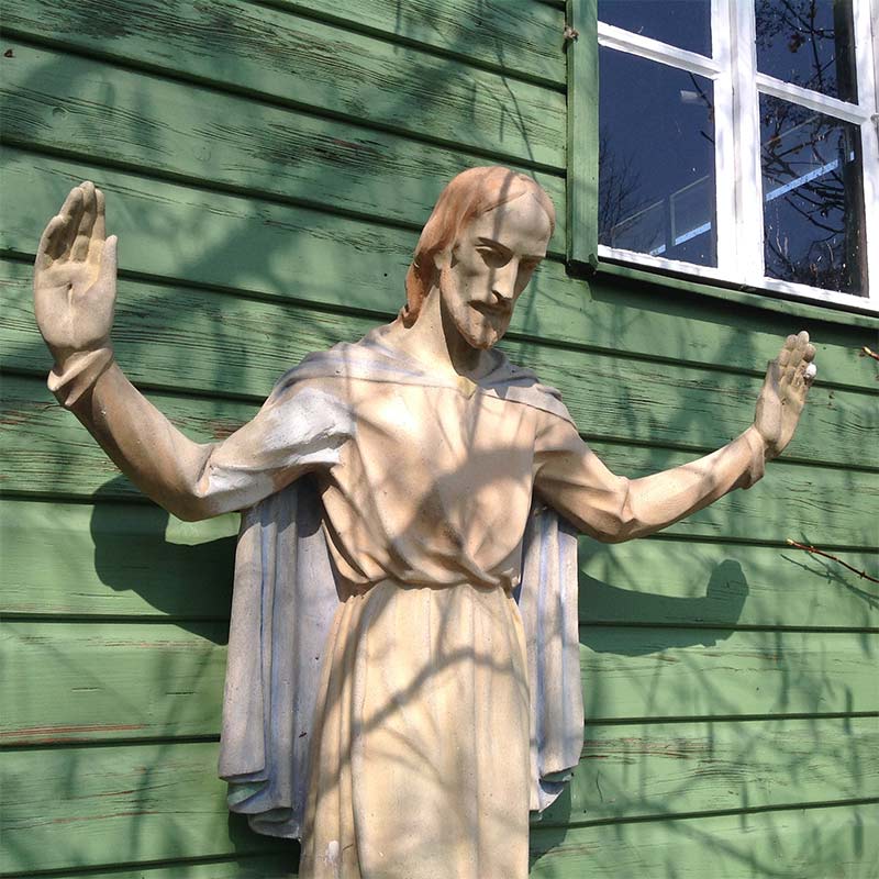 Jesus Figur im Park des Provinzialats