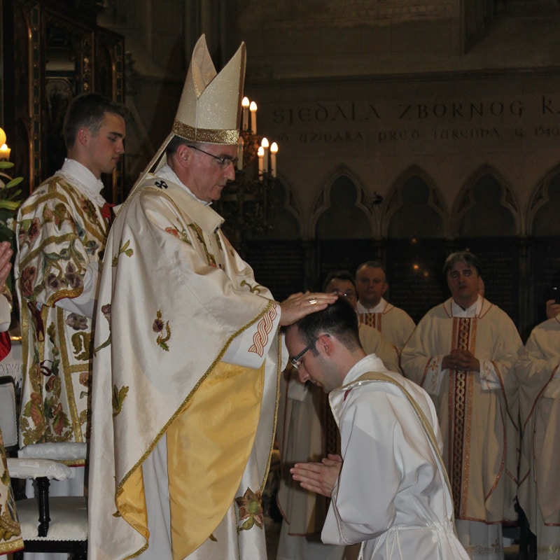 Der 1987 im nahegelegenen Zagreb geborene Pallottiner Ante Jonjić feierte nach seiner Priesterweihe mit hunderten Mitchristen seine erste heilige Messe, die Primiz.