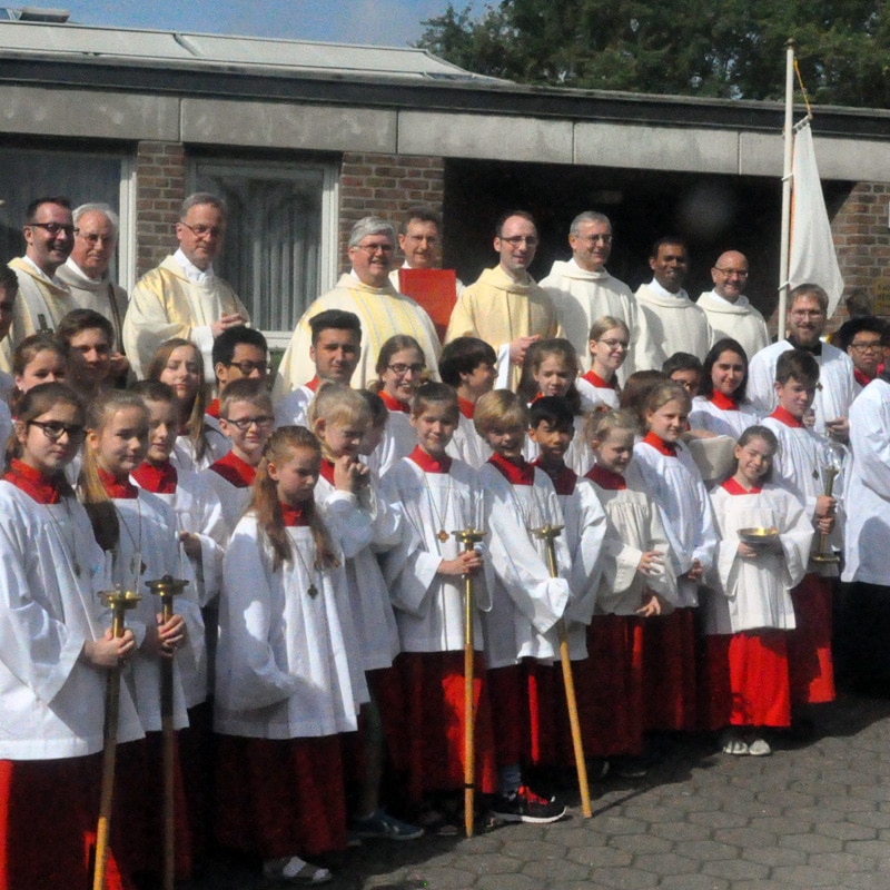 Seine Priesterweihe empfing Pater Ante Jonjic SAC in seiner kroatischen Heimat in Zagreb. Sein Primizamt in Hamburg aber feierte er in der Gemeinde Heilig Geist in Farmsen, zusammen mit Gläubigen aus der gesamten Pfarrei Seliger Johannes Prassek.