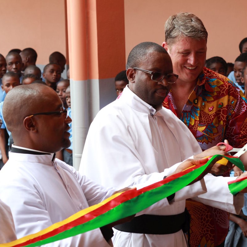 Dank zahlreicher Unterstützer konnte unser Schulzentrum in Kamerun um ein Gymnasium erweitert werden. Wir danken ganz herzlich!