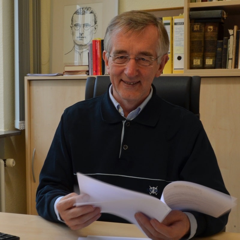 Prof. em. Dr. Heribert Niederschlag SAC ist seit Mai 2013 Postulator im Seligsprechungsprozess von P. Franz Reinisch. Zudem war er bis Herbst 2016 Direktor des Ethik-Institutes an der PTHV.