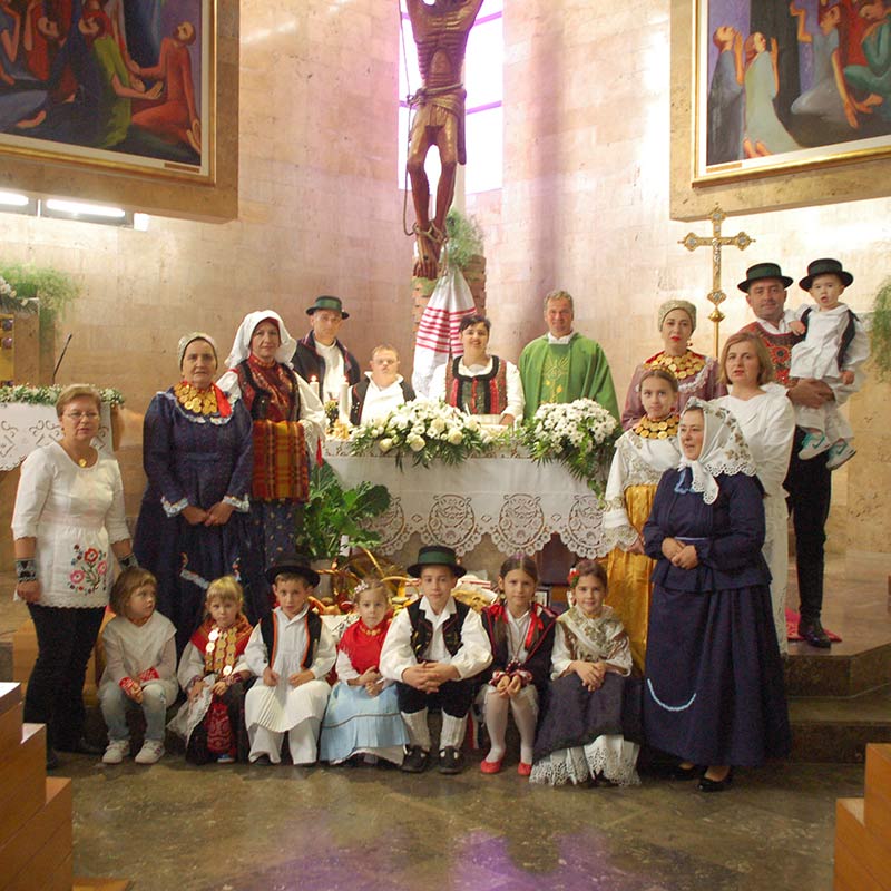 Gottesdienstbesucher in traditioneller Tracht in Vinkovci