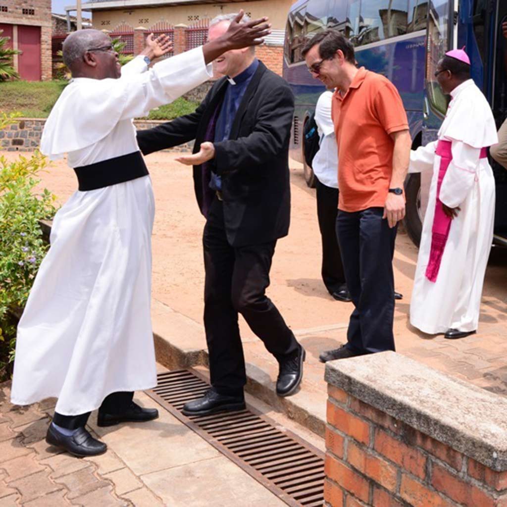 Umarmung beim Wiedersehen in Ruanda