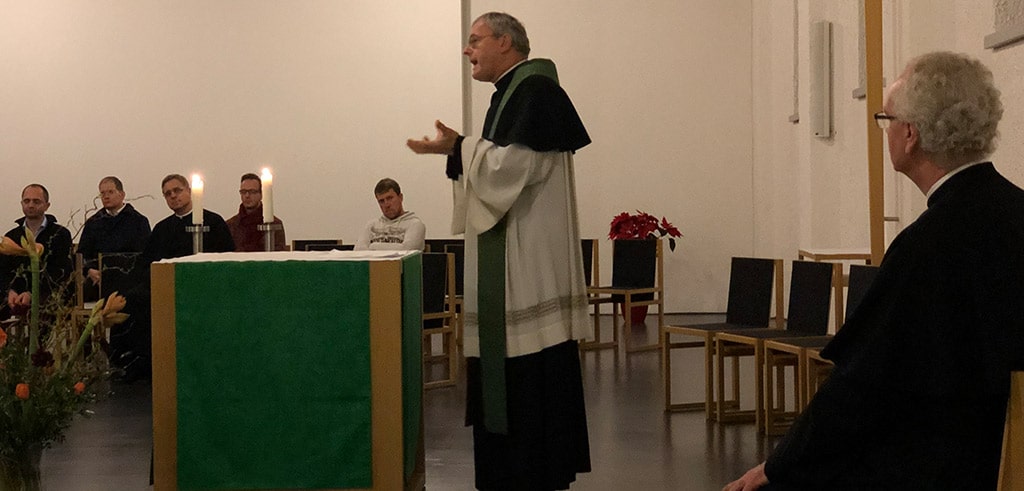 Pater Scharler gibt die neue Leitung bekannt