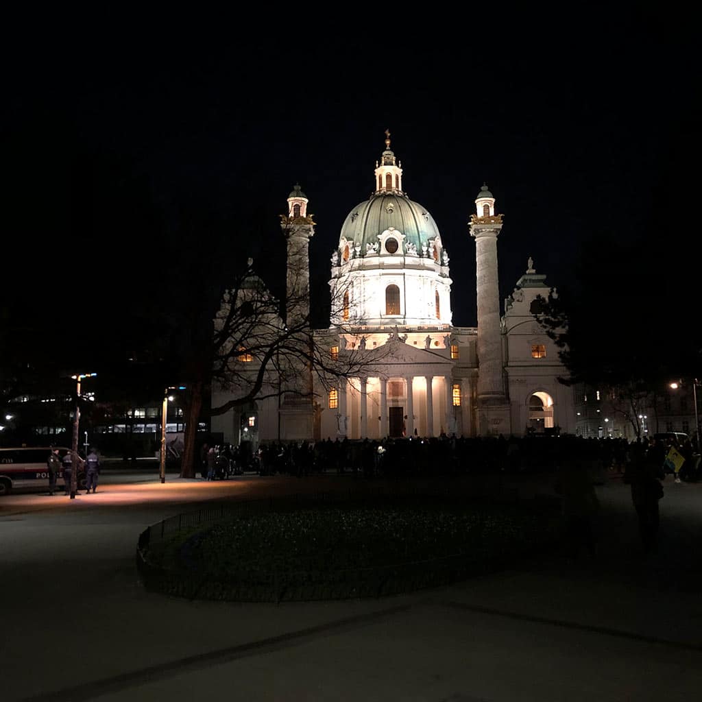 Karlskirche - Sightseeing bei Nacht in Wien