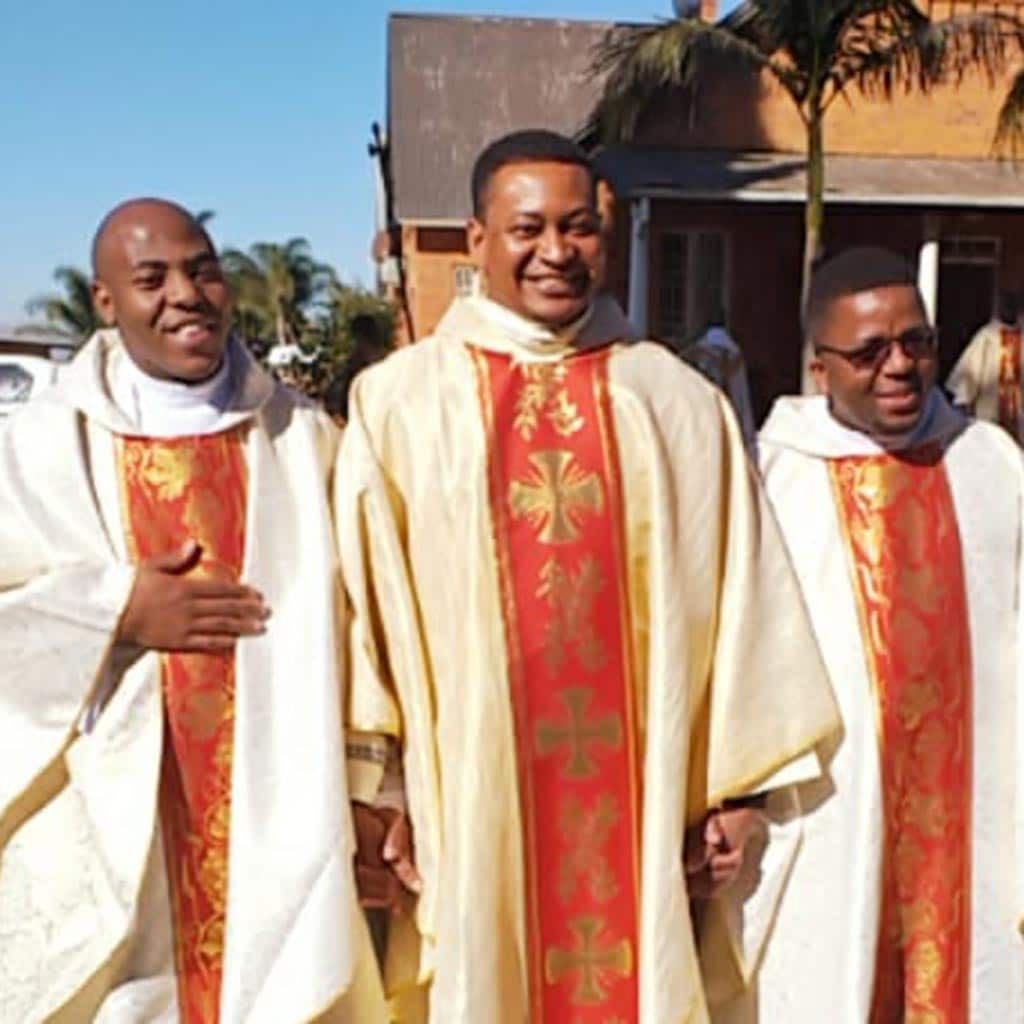 Pater Cosmas mit den frisch geweihten Mitbrüdern