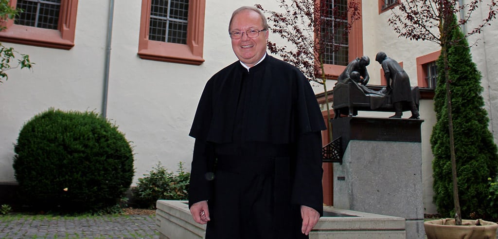 Pater Ludger Zewe SAC vor der St. Annakirche in Limburg