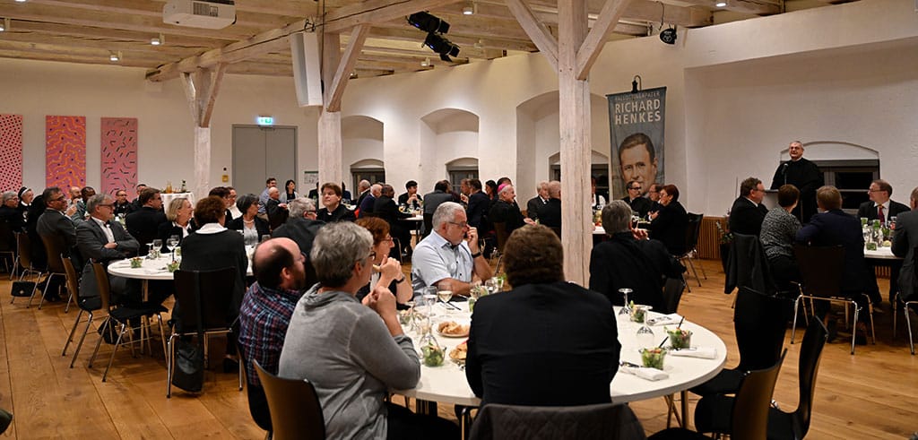 Provinzial Pater Helmut Scharler begrüßt die Gäste im Wittelsbacher Schloss