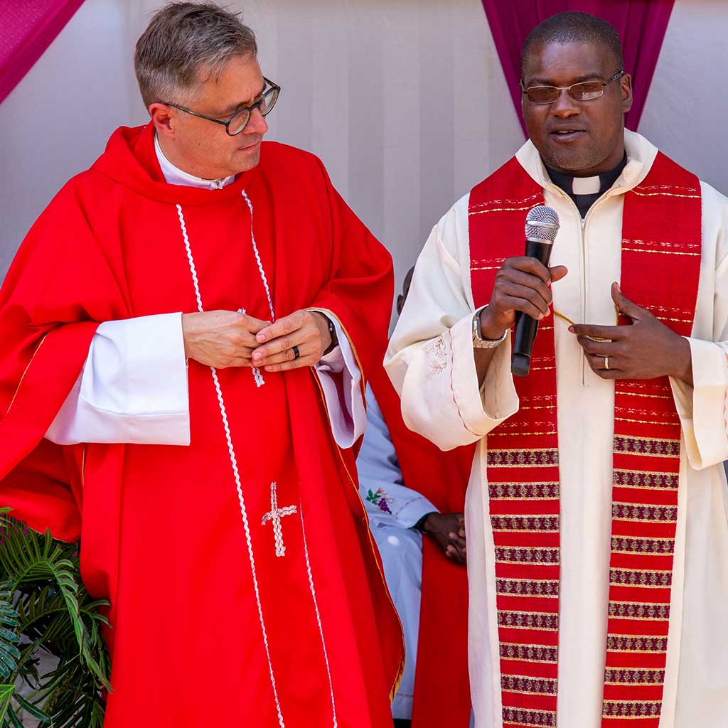 Pater Markus Hau predigt Pater Mangwele übersetzt in Chichewa