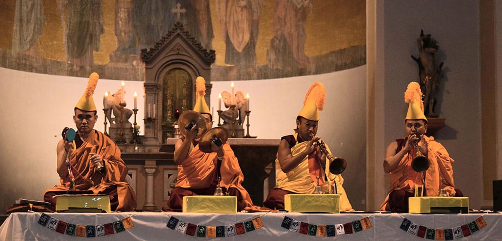 Rituelle tibetisch-buddhistische Klänge in der Stadtpfarrkirche St. Jakob
