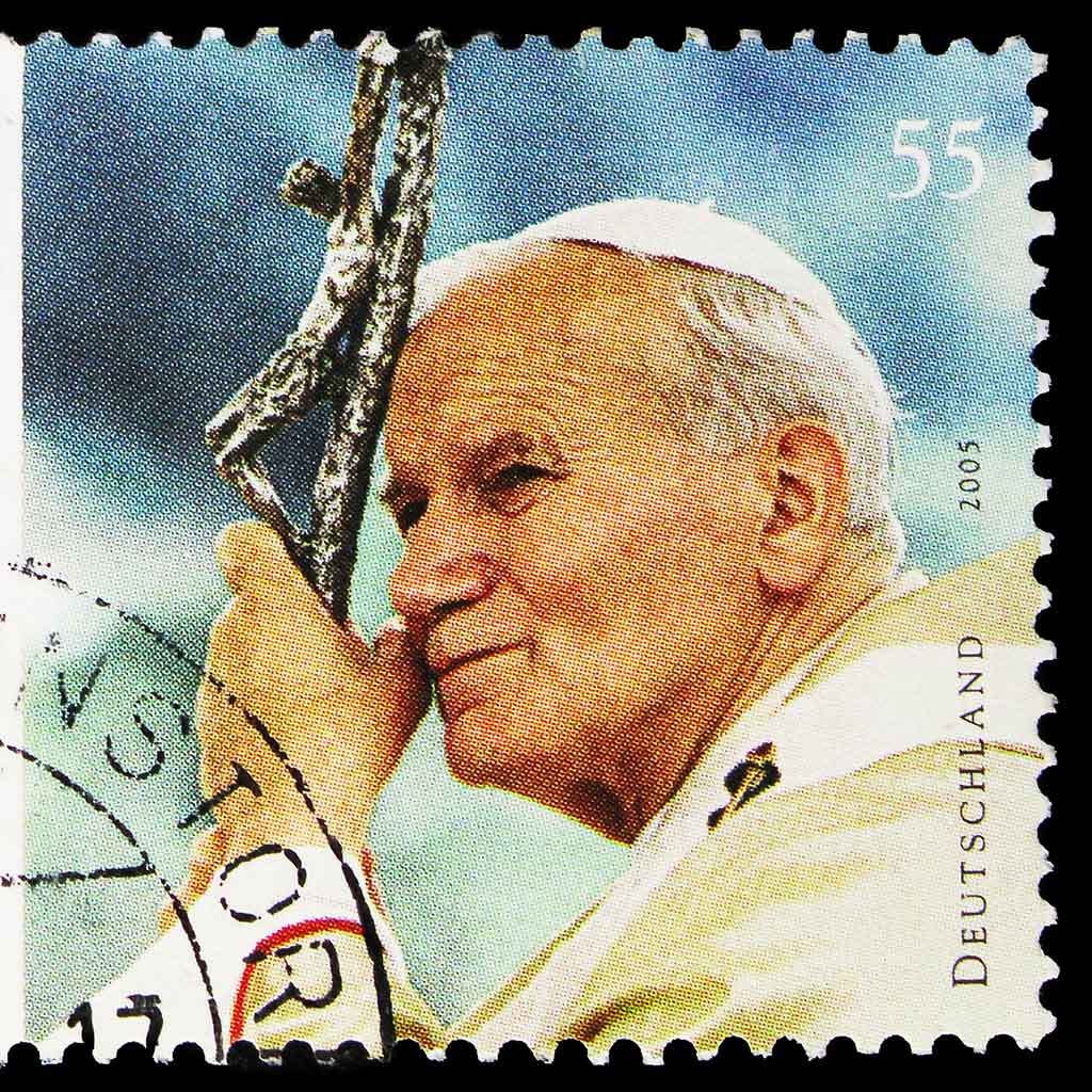 Johannes Paul II auf einer Briefmarke - Pallottiner sammelt Briefmarken für die Mission