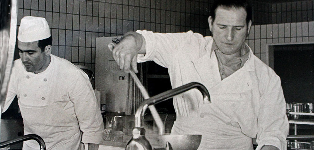 Bruder Wilhelm Stahl SAC in der Küche in Rheinbach