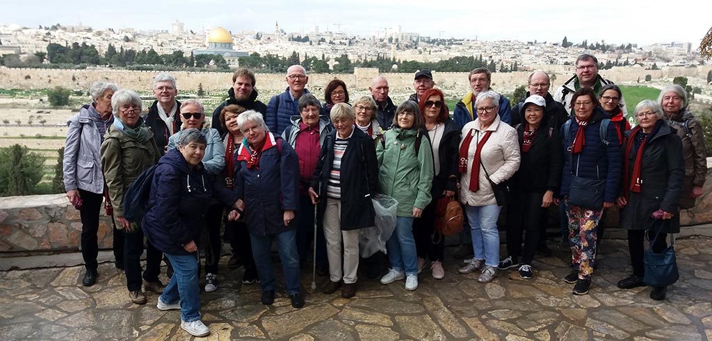 Gruppenbild Israelreise mit Pater Winkens SAC