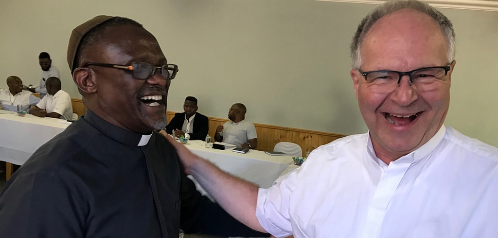 Freudiges Wiedersehen: Pater Paul und Pater Pfenning beim Treffen in Südafrika 2020