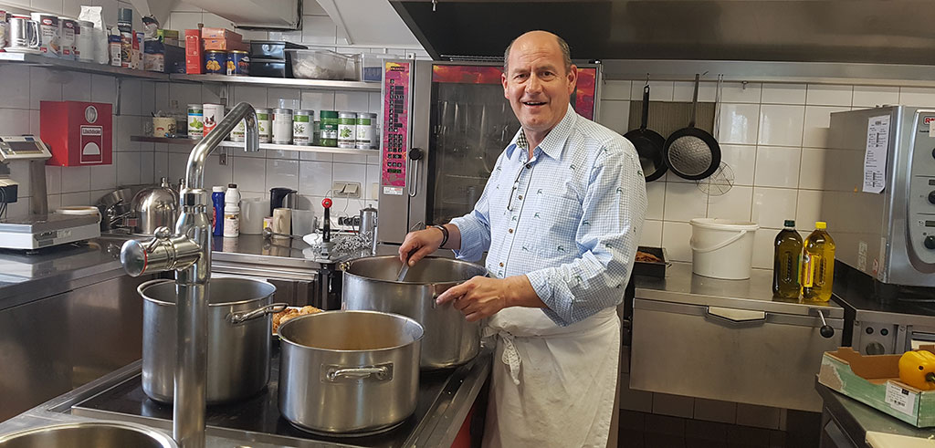 Solange das Management ruht, ist der gelernte Koch Ulrich Walder in der Küche des Johannes-Schlößl in seinem Element.