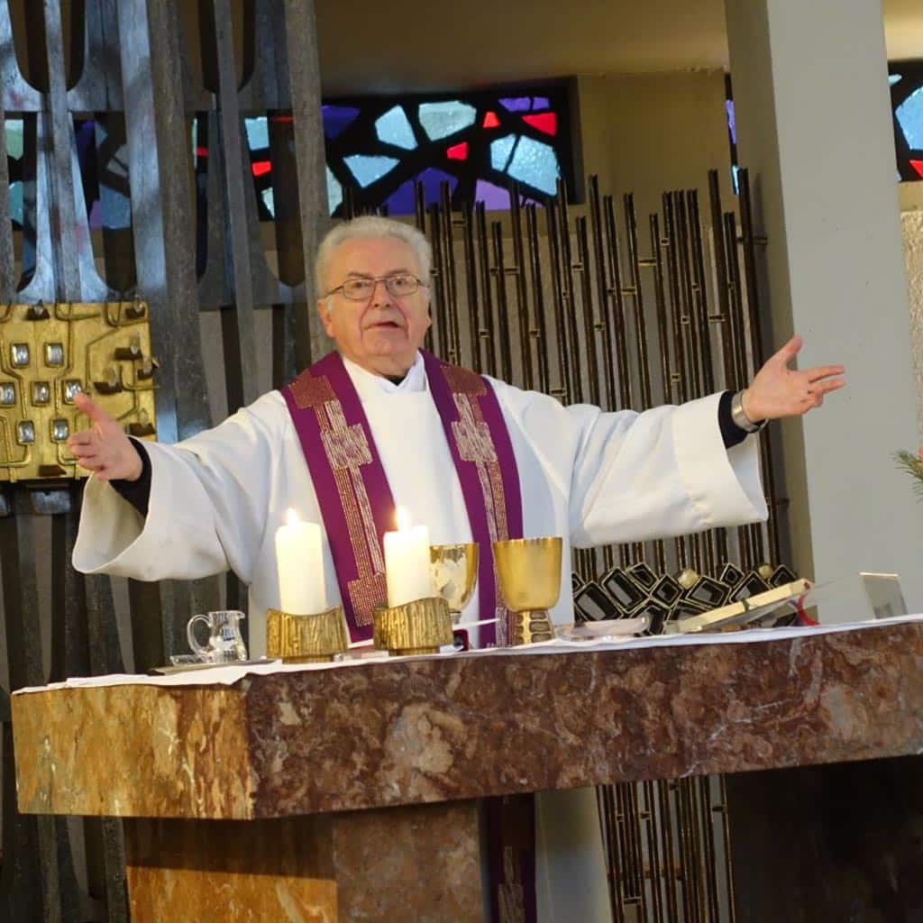 Pater Gottfried Scheer SAC im Gottesdienst