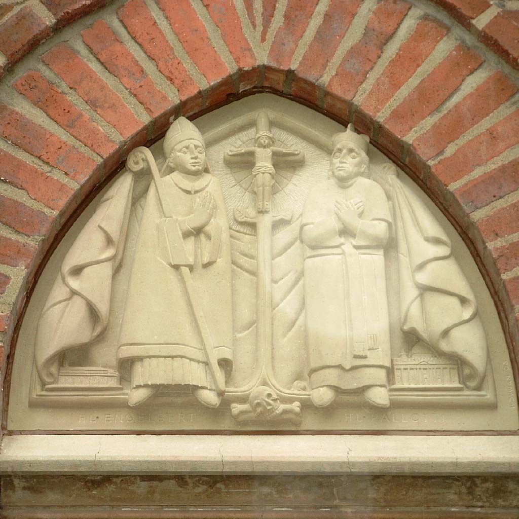 Tympanon mit St. Engelbert und St. Vinzenz Pallotti