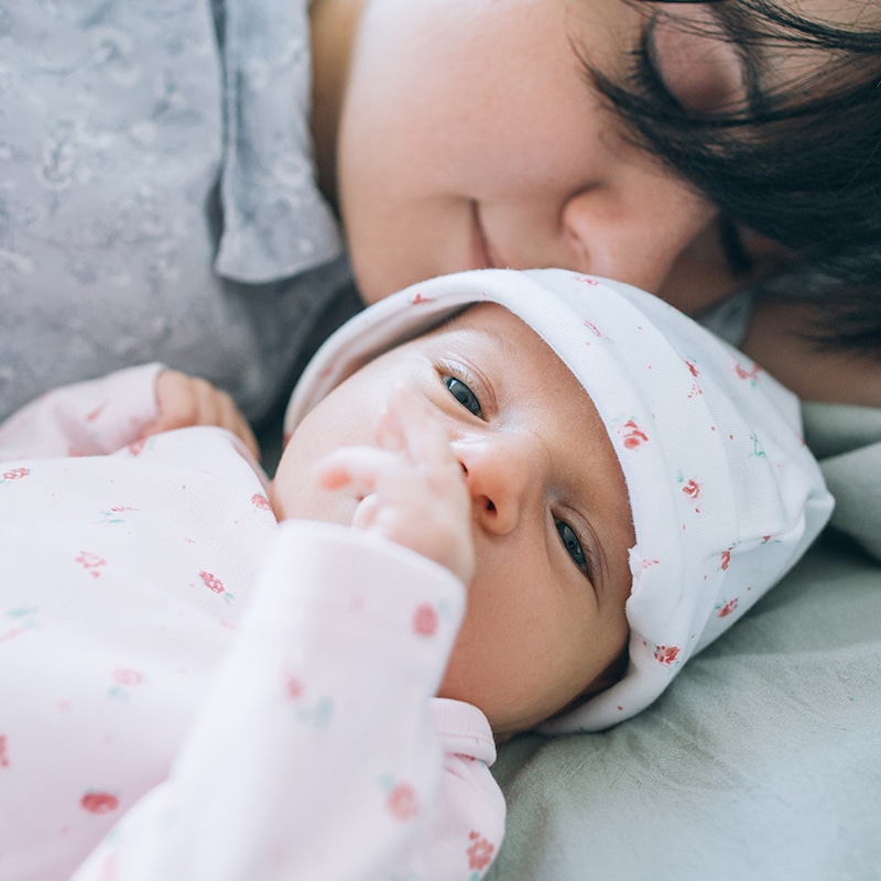Es ist erwiesen, dass der Geruchssinn im Mutterleib als erster Sinn ausgebildet wird. Dadurch findet das Baby nach der Geburt den Weg zur mütterlichen Brust.