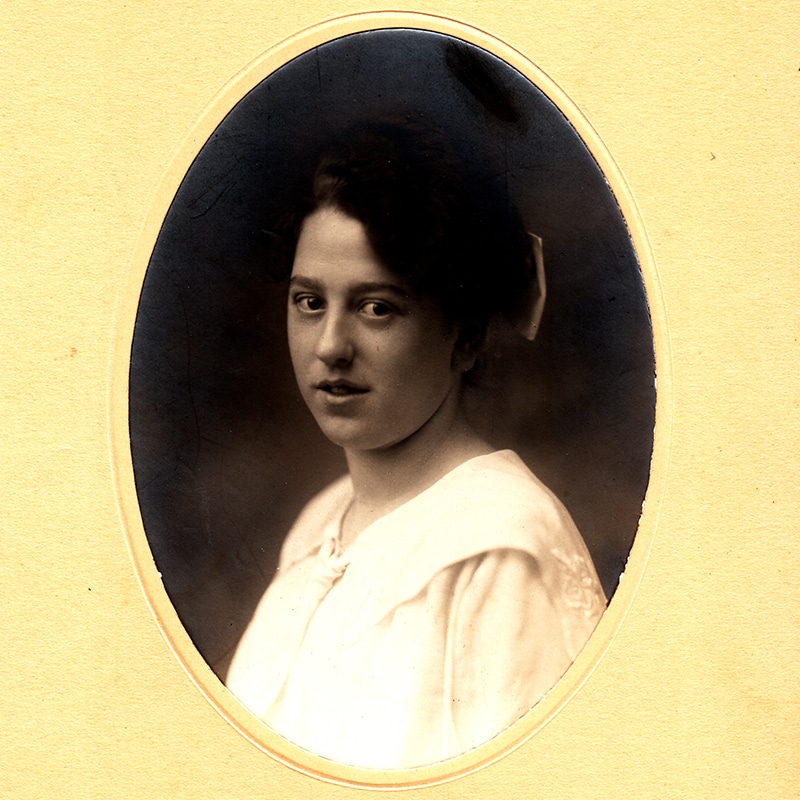 Manchmal nehme ich das Jugendbildnis meiner Großmutter Maria in die Hand und betrachte es intensiv. Das Schwarzweiß-Foto entstand 1920, vor ihrer Hochzeit. Es steht lange schon auf meinem Schreibtisch.