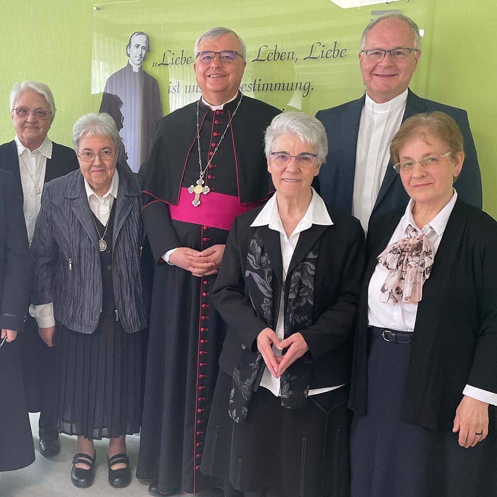 Generalversammlung der Hildegardisschwestern mit Bischof und Vizeprovinzial