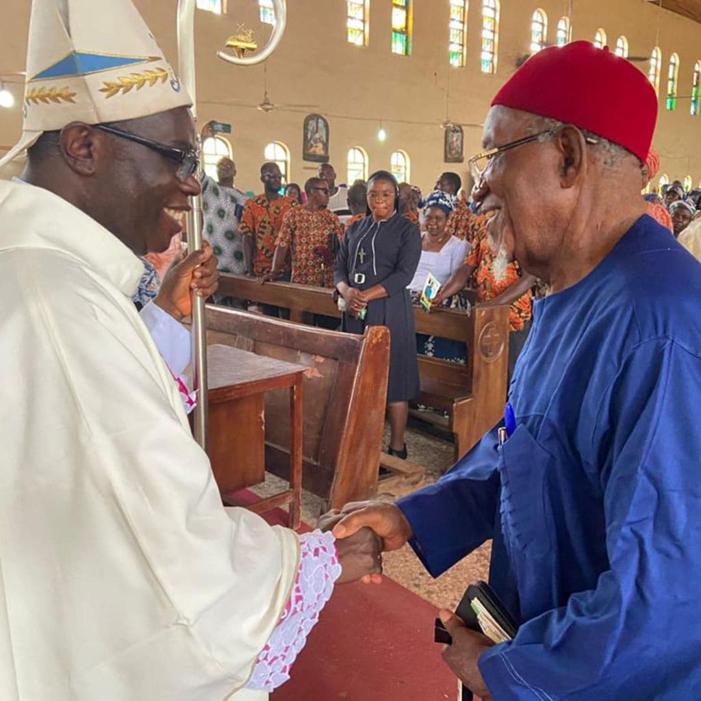 Bischof von Abakaliki Peter Nworie Chukwu und der Igwe