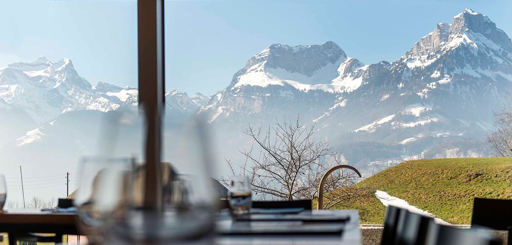 Ausblick auf die Schweizer Alpen - Fenster im Cafe der Schweizer Pallottiner in Morschach im Kanton Schwyz.