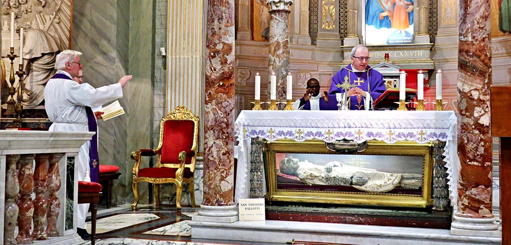 Gottesdienst in der Pallottiner-Kirche San Salvatore in Onda in der Weltstadt Rom.