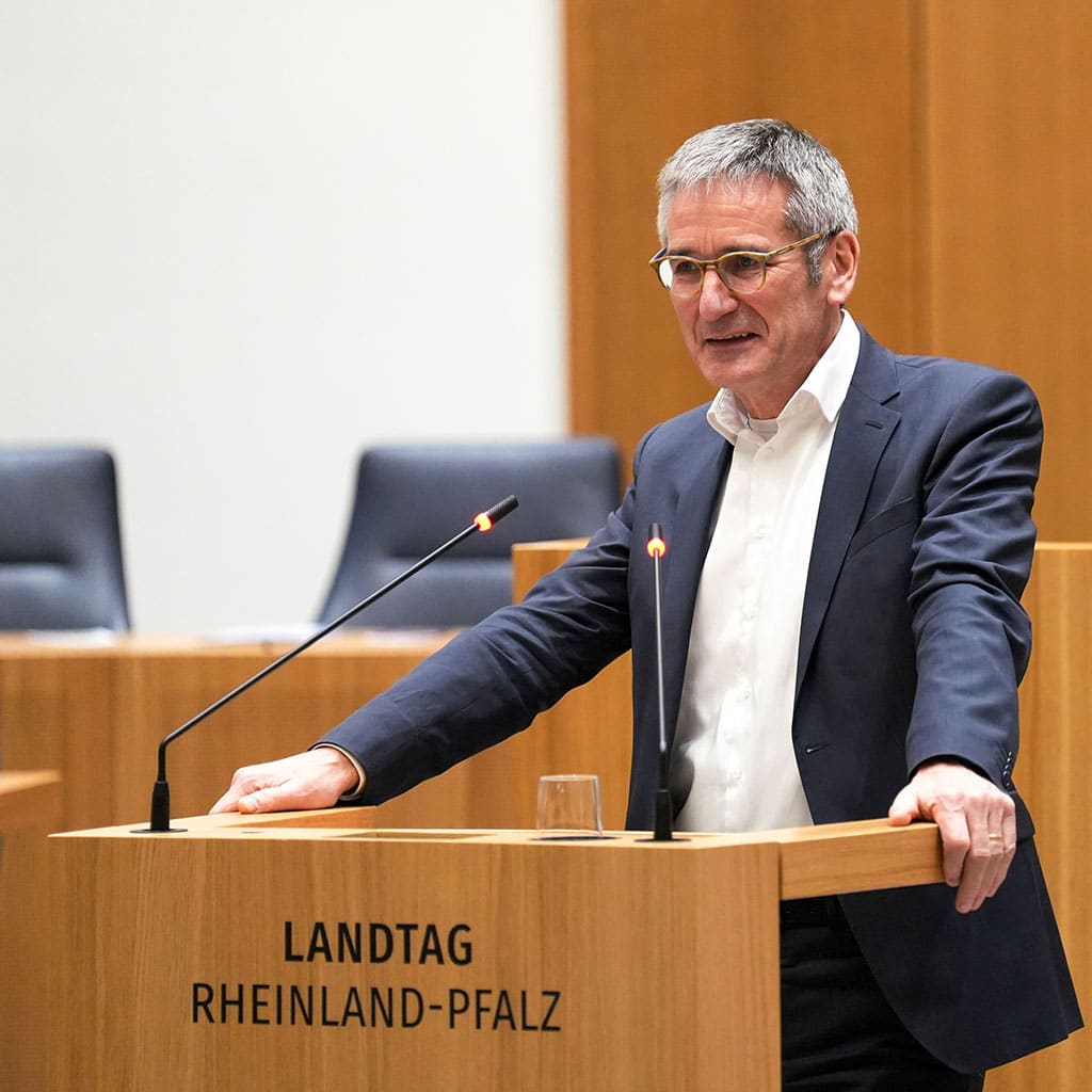 Landtagspräsident Hendrik Hering gibt Pater Richard Henkes eine Bühne