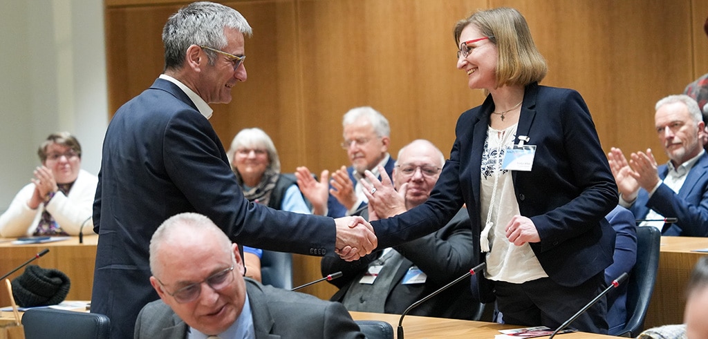 Landtagspräsident Hendrik Hering begrüßt Sonja Kist