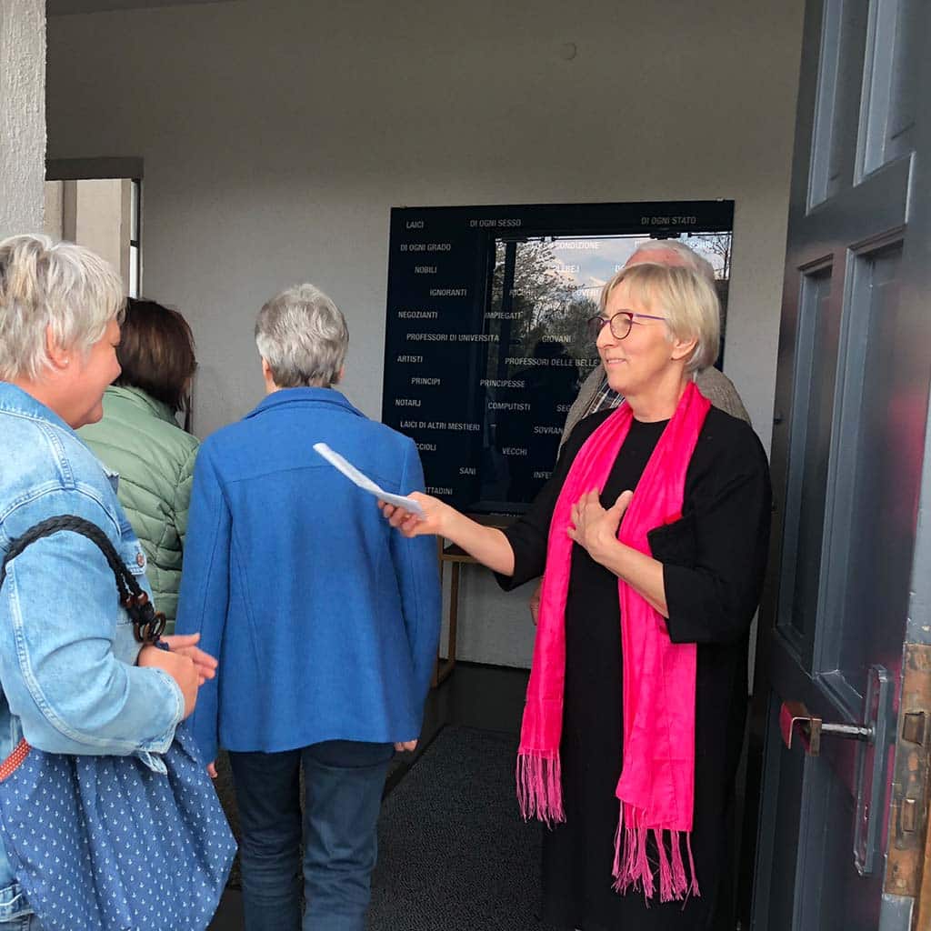 Die Vizepräsidentin des deutschen Katholischen Frauenbundes und Mitorganisatorin, Sabine Slawik begrüßt Gäste am Eingang der Pallotti-Kirche in Friedberg.