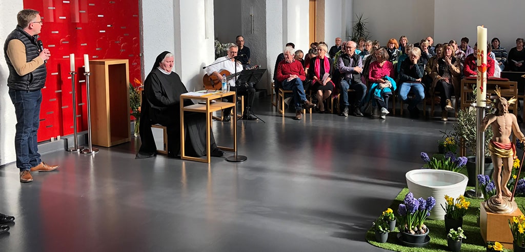Pater Christoph Lentz SAC begrüßt Schwester Philippa Rath OSB in der Pallotti-Kirche in Friedberg (Bayern)