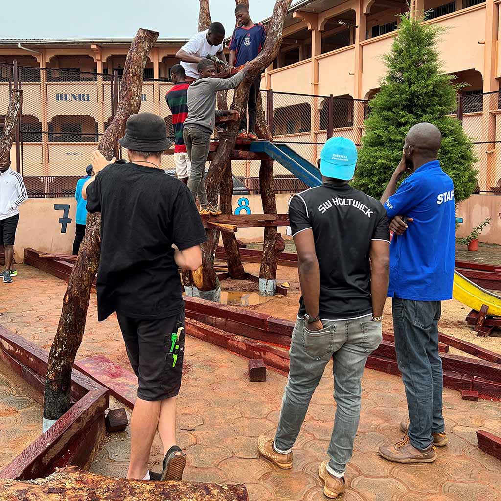 Zusammen mit der Patrizia Foundation, einer gemeinnützigen Stiftung, sind derzeit acht Mitarbeiter der Patrizia SE (Societas Europaea) in Kamerun, um einen Spielplatz zu errichten