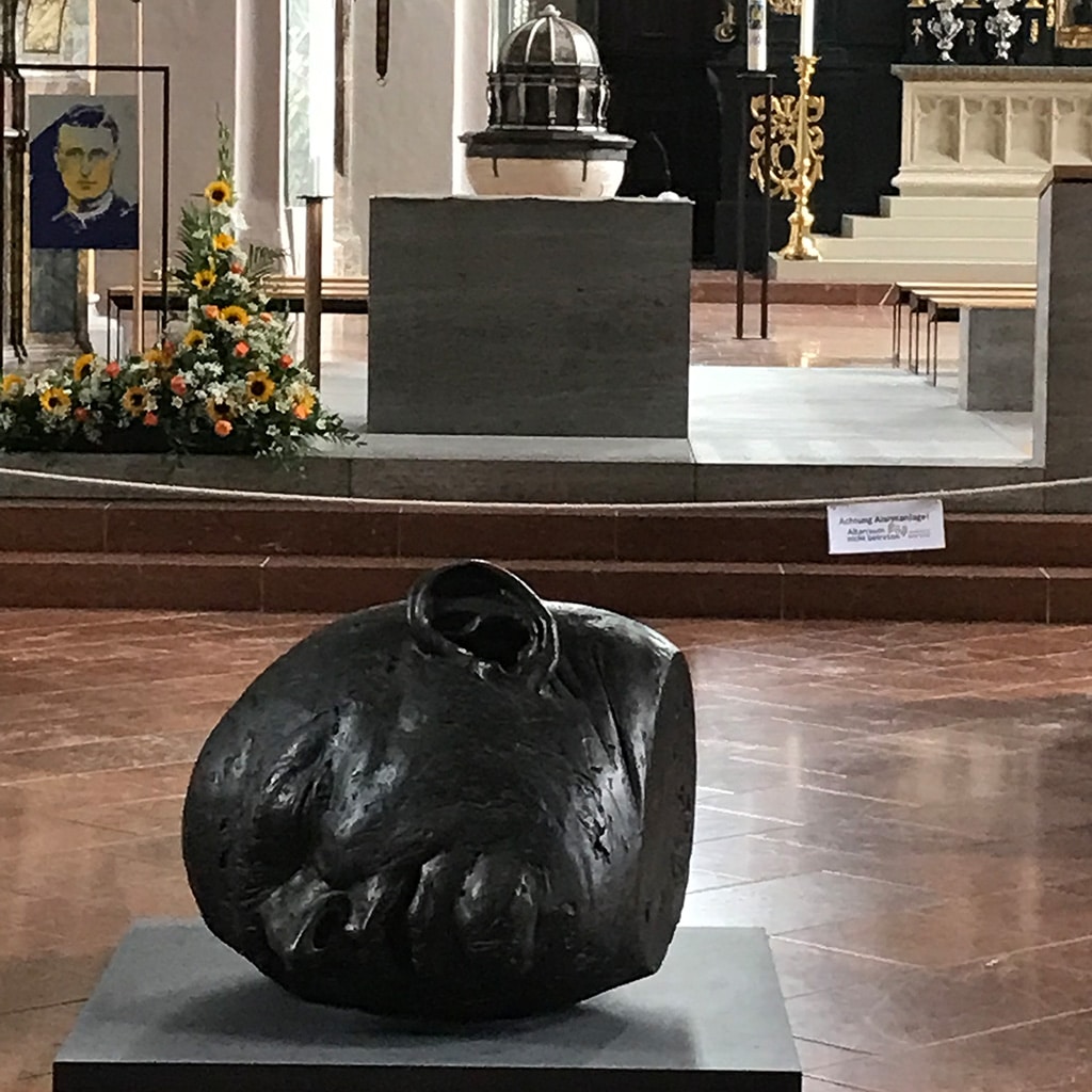 Bronzeskulptur „Geköpft“ als Mahnmal in Hall