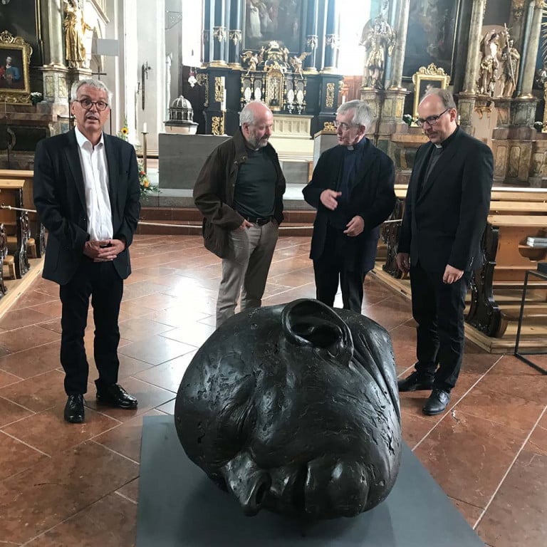Bronzeskulptur „Geköpft“ als Mahnmal in Hall - Pallottiner