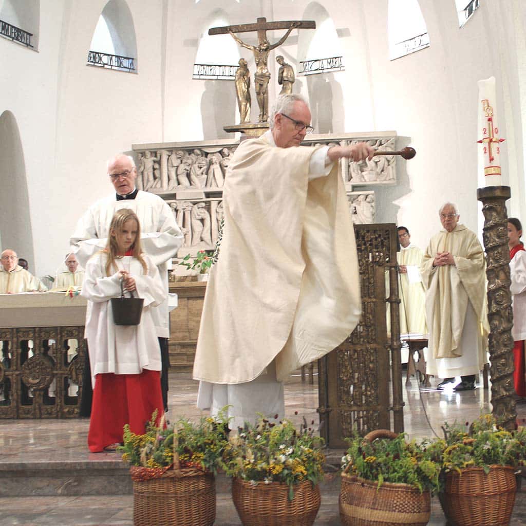 Frauengruppe verteilt an Mariä Himmelfahrt in der Pallottinerkirche St. Marien Limburg geweihte Kräutersträuße