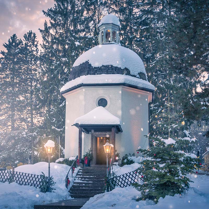 „Stille Nacht, heilige Nacht“ ist das bekannteste Weihnachtslied der Welt. Entstanden ist es in einem kleinen Dorf im Salzburger Land.