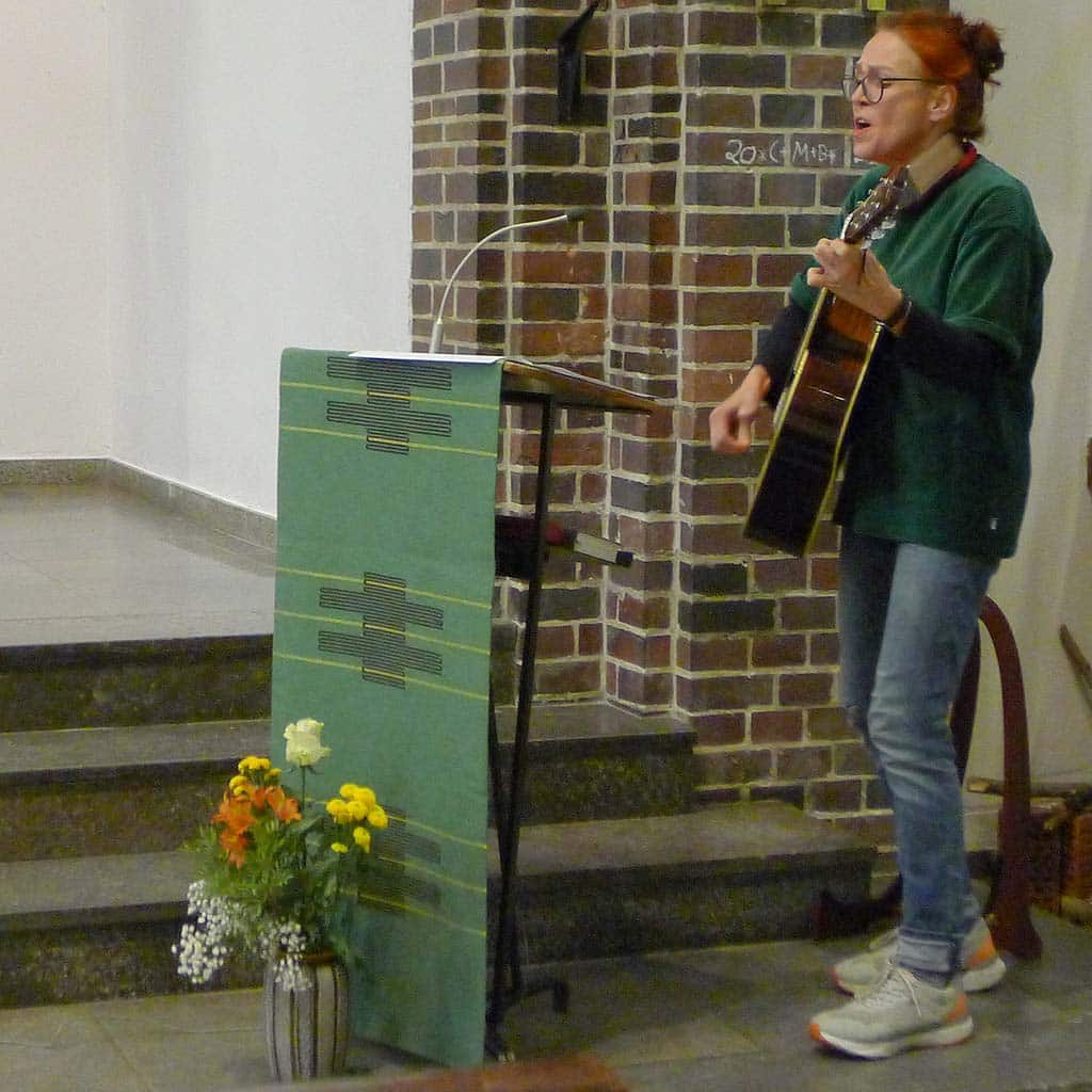 Lissy Eichert griff zur Gitarre, sang und begleitete beim vierfachen Berliner Jubiläum im Gottesdienst