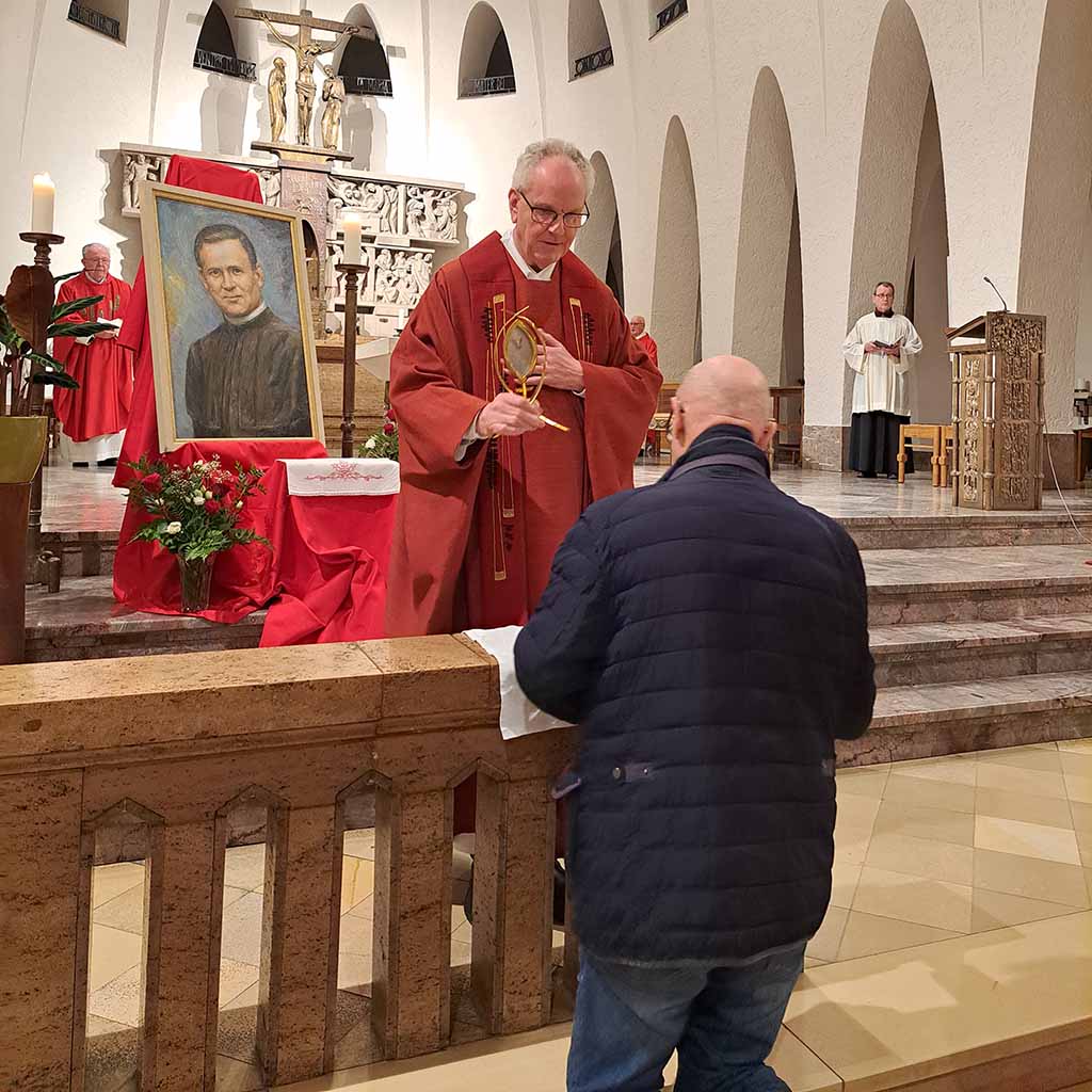Einzelsegen mit dem Reliquiar bei der Gedenkfeier für Pater Richard Henkes 2024