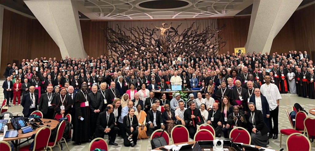 Weltsynode Abschluss 2024 - Gruppenfoto der Synodenmitglieder nach der Abschluss-Plenarsitzung (26. Oktober 2024)