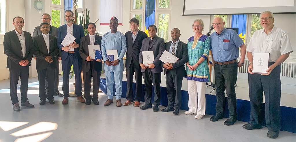 Dekan Prof. Dr. Ingo Proft (1.v.r.) und Prodekan JProf. Dr. Stefan Laurs (1.v.l.) mit einigen der diesjährigen Absolvent:innen der Theologischen Fakultät und weiteren Angehörigen der Hochschule