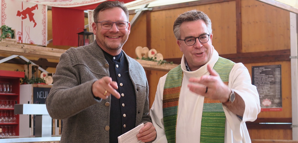 Der Friedberger Verkehrsvereinspräsident Daniel Götz (links) hieß als Veranstalter Pater Christoph Lentz im Festzelt willkommen „Für die Leute gehört der Zeltgottesdienst einfach dazu zum Festprogramm.“