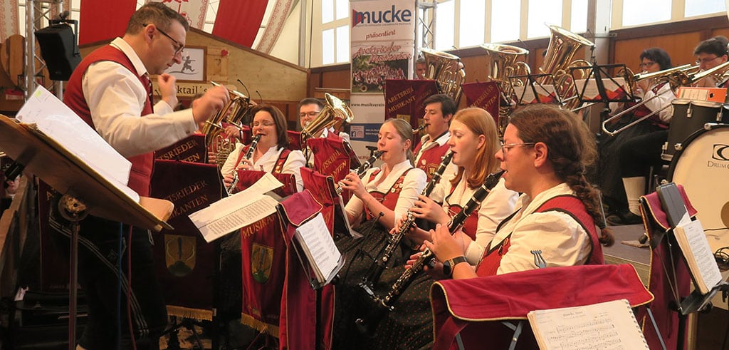 Die Aretsrieder Musikanten umrahmten den Zeltgottesdienst mit der Schubert-Messe Zeltgottesdienst beim Friedberger Volksfest 2025