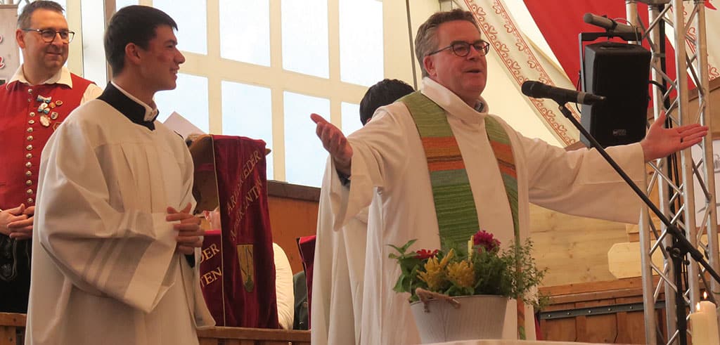 Der Rektor der Friedberger Pallottiner, Pater Christoph Lentz, zelebrierte den Zeltgottesdienst Zeltgottesdienst beim Friedberger Volksfest 2025
