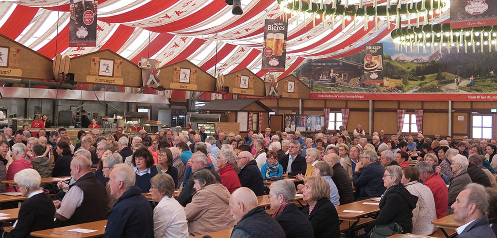 Pater Christoph Lentz hat sich vorgenommen, das Bierzelt künftig ganz zu füllen Zeltgottesdienst beim Friedberger Volksfest 2025