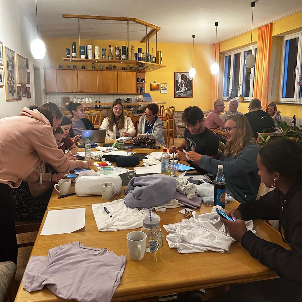 MaZ Ausreiseseminar und Aussendung 2025 Jahrgangs-T-Shirt der MaZ-Freiwilligen 2025 mit Siebdruck