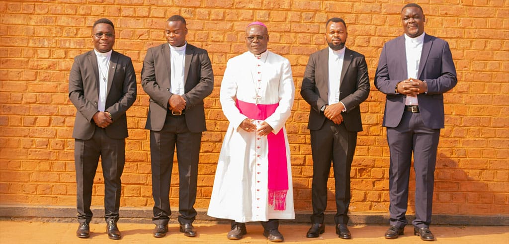 Während der Eucharistiefeier empfingen Pater Barnet Chikani SAC, Pater Gabriel Yotam SAC und Pater Yohane Lucas SAC die Priesterweihe. Maurice Isaac Mvula SAC wurde zum Diakon geweiht..