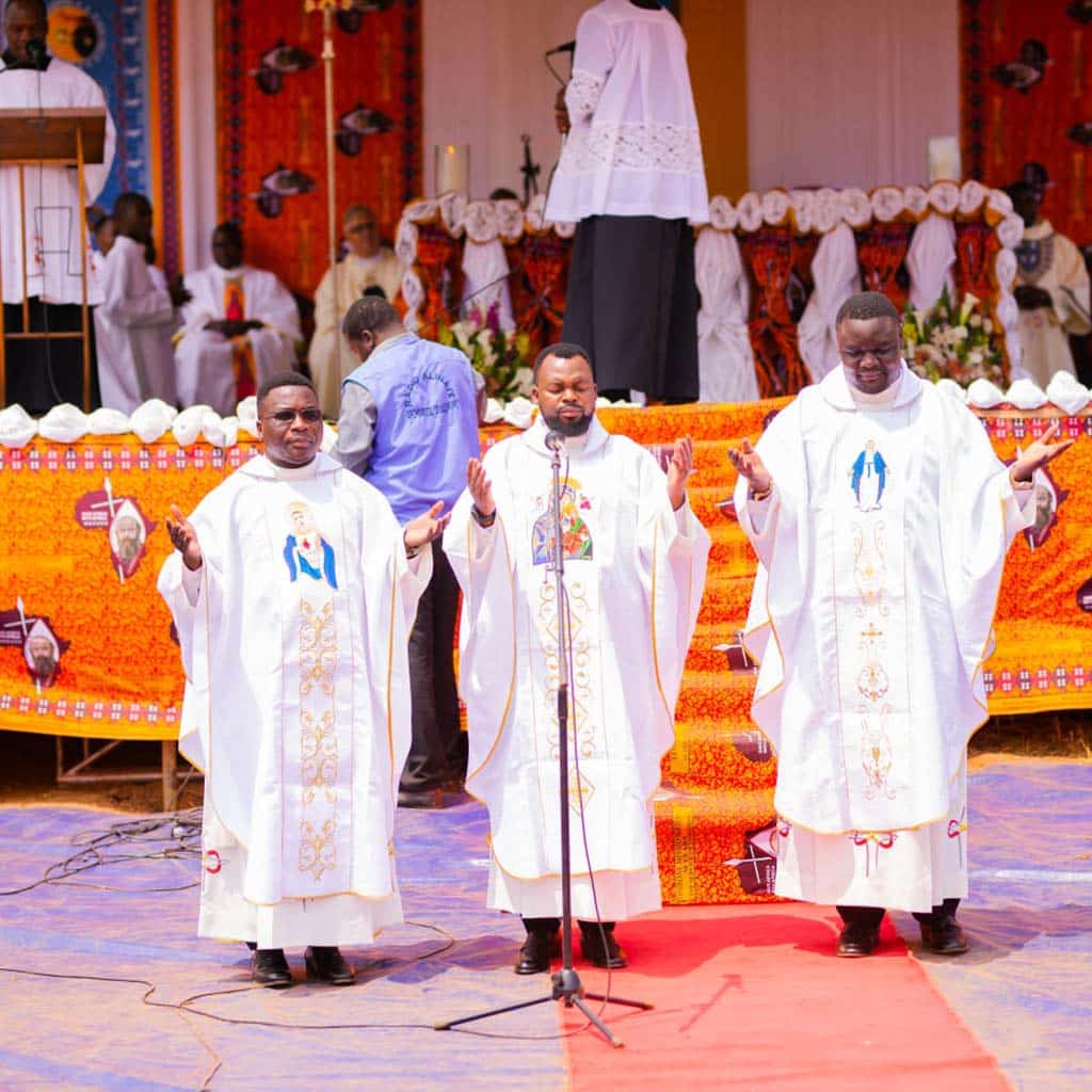 Während der Eucharistiefeier empfingen Pater Barnet Chikani SAC, Pater Gabriel Yotam SAC und Pater Yohane Lucas SAC die Priesterweihe. Maurice Isaac Mvula SAC wurde zum Diakon geweiht.