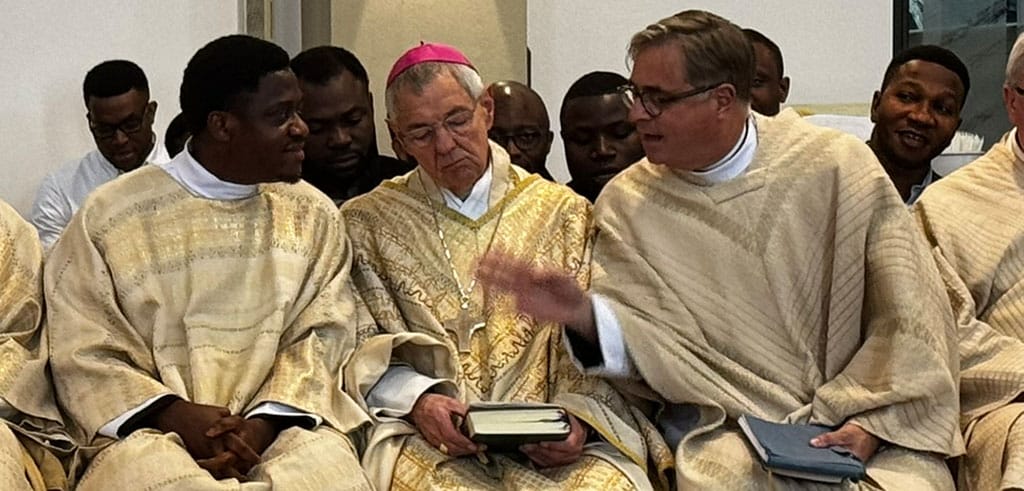 Freude nach dem Weihegottesdienst: Diakon Athanasius Onyegesi, Bischof Eduard Schick, Provinzial Pater Markus Hau