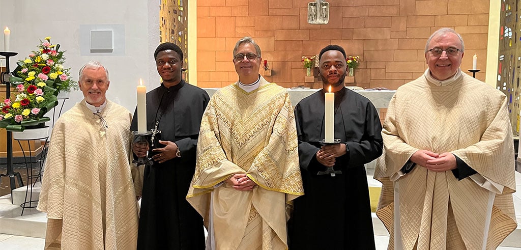 Freuen sich nach der Ewigen Profess (v.l.n.r.): Vizegeneral Pater Derry Murphy, frater Athanasius Onyegesi, Provinzial Pater Markus Hau, frater Blessings Chagunda, Generalrektor Pater Zenon Hanas