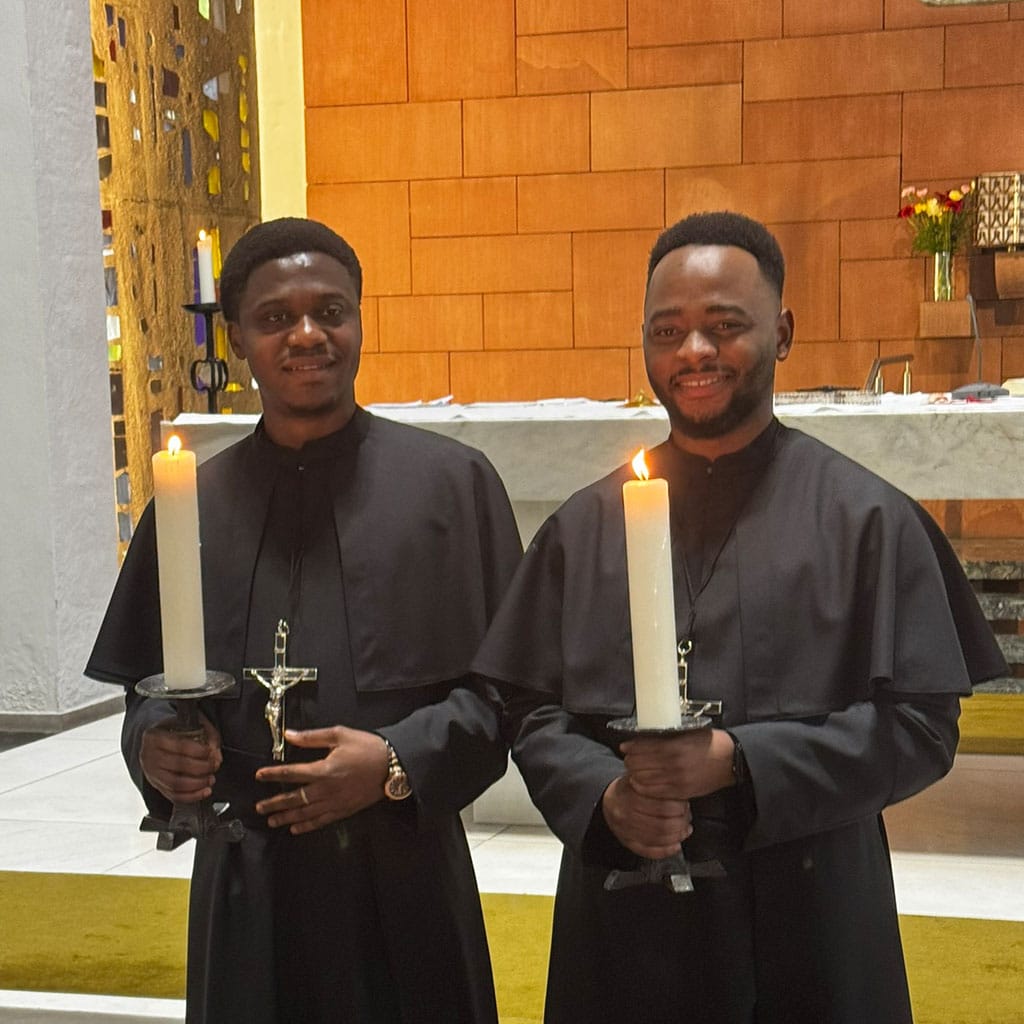 In der Hochschulkirche in Vallendar legten zwei junge Pallottiner ihre Profeß auf Lebenszeit ab.